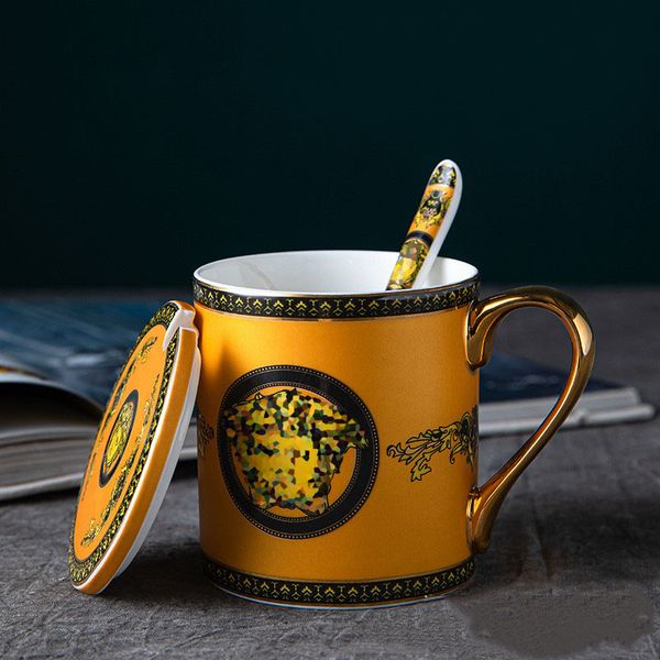 Tazza dorata di design Tazza retrò europea per coppia Coppia elegante Tazza da tè Tazza da caffè Tazza da acqua di grande capacità con coperchio a cucchiaio Confezione regalo