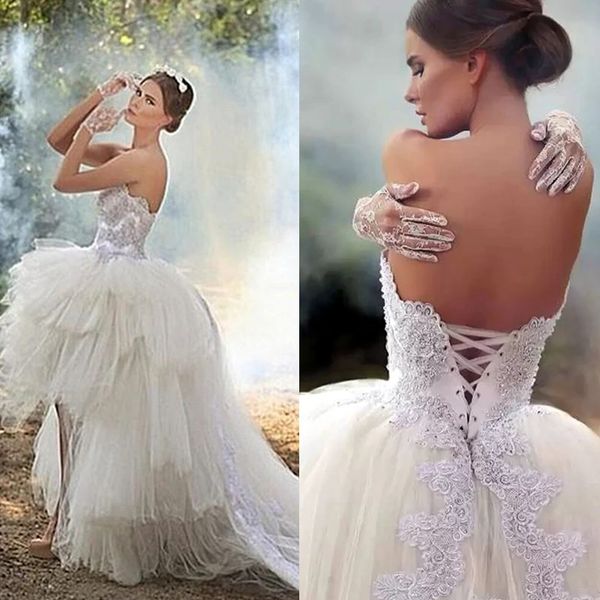 Abiti da sposa vintage alti e bassi Corsetto posteriore Sweetheart Applicazioni di pizzo Senza maniche Corto davanti Lungo dietro Avorio Tulle Abiti da sposa a strati Abito da sposa da giardino estivo