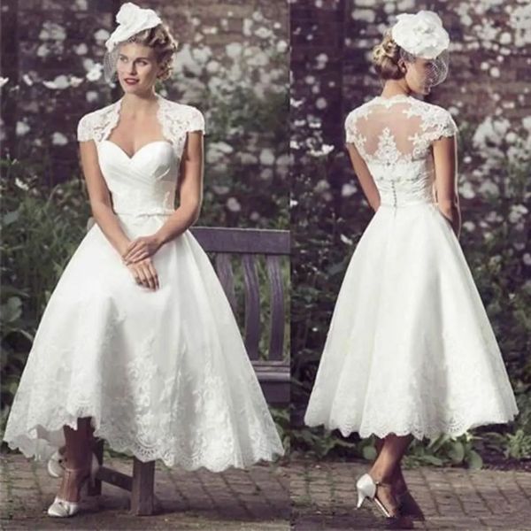 Abito da sposa vintage da giardino lunghezza tè con cappuccio corto avvolgente maniche corte scollo a cuore applicazioni in pizzo raso avorio una linea abiti da sposa per le donne