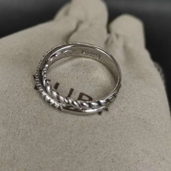 Luxusmarken-Schmuckring Der hochwertige, mit Diamanten besetzte Kreuz-Petite-Ring von Ms. Dys ist ein beliebter Anhänger für Frauen aus Sterlingsilber