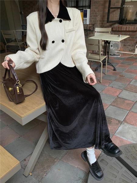Zweiteiliges Kleid für Damen im französischen eleganten Hepburn-Stil, kurze Tweed-Jacke, Schwarz, vielseitiger Samt-Halbkörperrock, zweiteilig, Frühling 2024