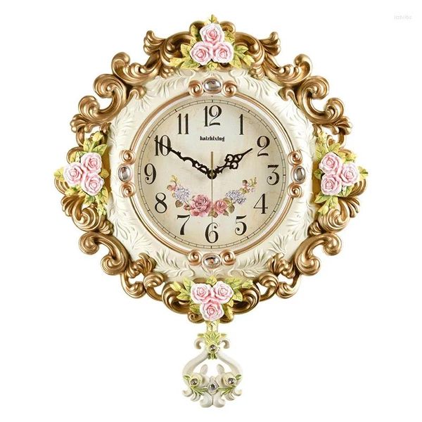 Orologi da parete TUDA Stile europeo Decorazione dorata del soggiorno Altalena muta Orologio grande Camera da letto Retro Incisione floreale bianca