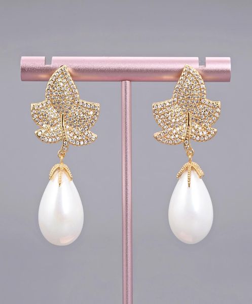 GuaiGuai Gioielli Bianco Conchiglia di Mare Perla Placcata Oro Cz Micro Pavimenta Orecchini Pendenti per Le Donne Vere Gemme Pietra Lady Fashion Jewell7938327