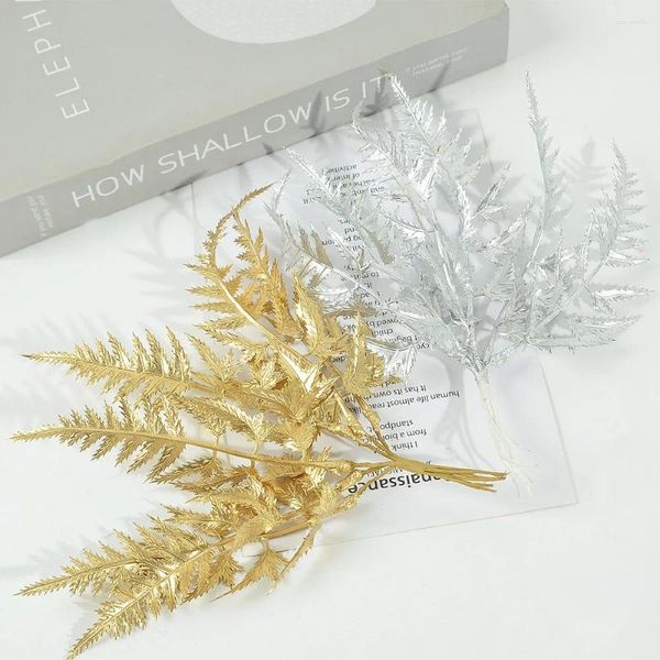 Dekorative Blumen 12/24 Stück Gold Silber Künstliche Kunststoff Farnblätter für Weihnachten Hochzeit Home Decor DIY Scrapbooking Zubehör Fake