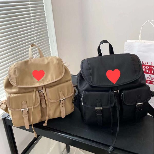 P Família Nova Mochila Nylon Leve Moda Versátil Mochila Grande Capacidade Pequena e Popular Bolsa Feminina Versão correta de alta qualidadeGH