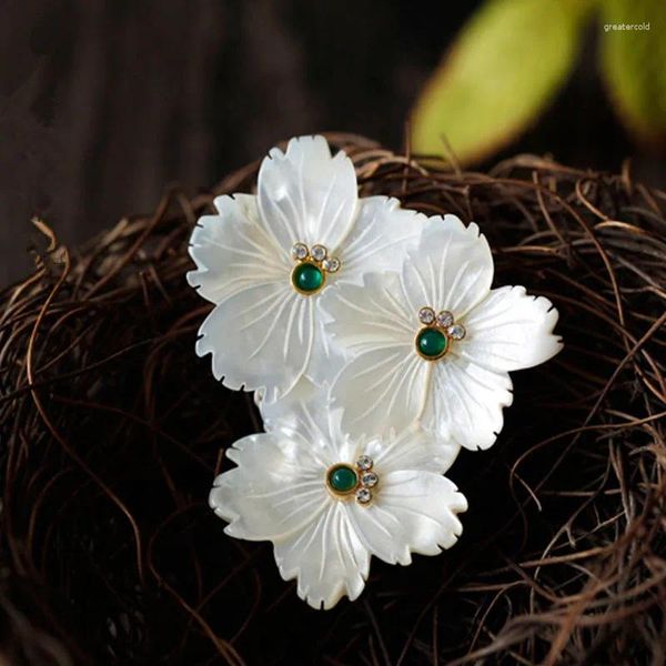 Broschen CMAJOR Zarte weiße Blumenbrosche, verschönert mit grünem Calcedon, Schmuckanhänger, Muschelherstellung für Frauen
