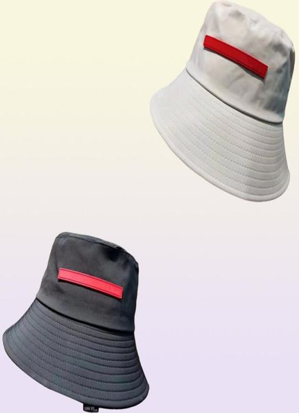 Klasik tasarımcı kova şapkası Erkekler ve kadınlar için yüksek kaliteli lüks bayanlar erkek bahar yaz siyah beyaz deri metal güneş şapkaları new4573783