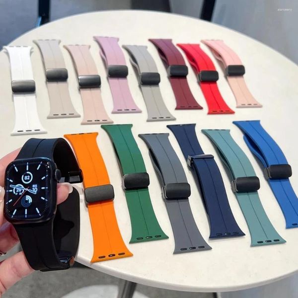 Cinturini per orologi cinturino magnetico per Apple Band 44mm 45mm 40mm 49mm 41mm 42mm 38 braccialetto in silicone IWatch serie Ultra 2 6 5 3 7 8 9 Se