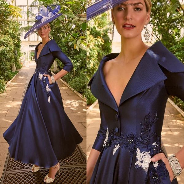 Königsblaue, kurze Kleider für die Brautmutter, V-Ausschnitt, 1/2-Ärmel, Satin, knöchellang, Mutterkleid, applizierte Spitze, Perlen, Kleider für die Mutter des Bräutigams, Kleider für schwarze Frauen AMM102