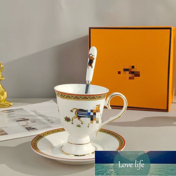 Tazza da caffè in ceramica di lusso leggera per uso domestico all'ingrosso Set da caffè europeo di alta qualità di lusso Set tazze squisite di fascia alta