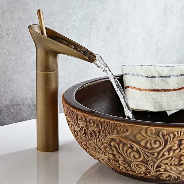 Rubinetti per lavandino del bagno Rubinetto per lavabo da bagno Rubinetto a cascata in ottone antico europeo Finitura in bronzo Maniglia singola Miscelatore acqua calda fredda Gru per vasca di lavaggio