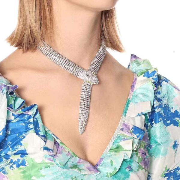 Le celebrità di Internet dell'industria pesante esagerano con una collana a forma di serpente con diamanti, una catena con una clavicola e una catena con diamanti scintillanti, tendenza della catena al collo di fascia alta