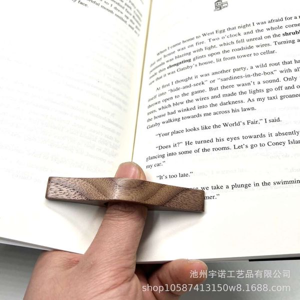 Pagine di supporto per il pollice, persona pigra in noce che legge con una mano, anello per il dito e pressa per libri 622412