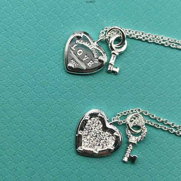 Rzc6 Ожерелья с подвесками t Семья S925 Стерлинговое серебро Tiffanynet Love Diamond Heart Brand Маленький ключик Ожерелье Платиновая цепочка на ключицы Свет Роскошный кулон с замком Love