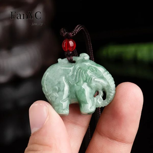 Anhänger Myanmar Agoods Jadeit Baby Elefant eisiges Jade Anhänger mit Handgeschnitzern und Frauen Mode einfache Schmuck Halskette Urlaubsgeschenk