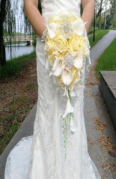 Wasserfall-Hochzeitsblumen, gelbe Rose, Calla-Lilien, Brautsträuße, künstliche Perlen, Kristall-Hochzeitssträuße, Bouquet de Mariage, R9658911