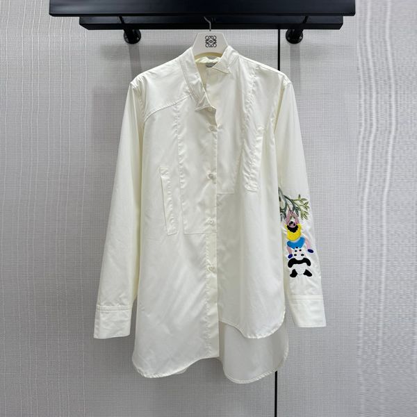 Blusen und Hemden für Damen. Weißes, langärmeliges, unregelmäßig geschnittenes Hemd mit Reverskragen aus Baumwolle mit Panda-Stickerei