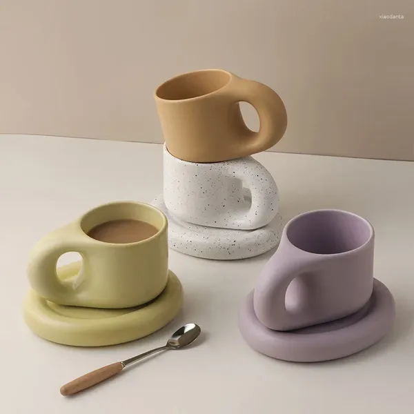 Tazze 300ml Ceramica creativa Tazza e piatto da caffè Nordic Home Decorarion Accessori fatti a mano Arte Tazza da tè Vassoio Regali per la fidanzata