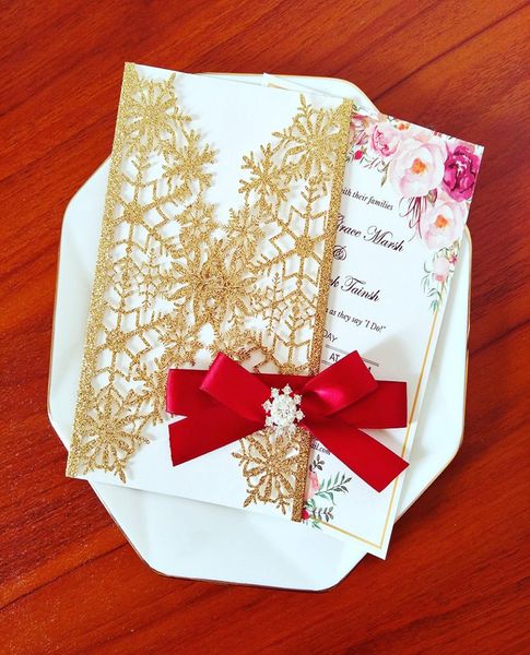 Strass floco de neve ouro glitter impressão personalizada cartões de convite de casamento com arco diy champanhe corte a laser festa de chá de panela 3687825