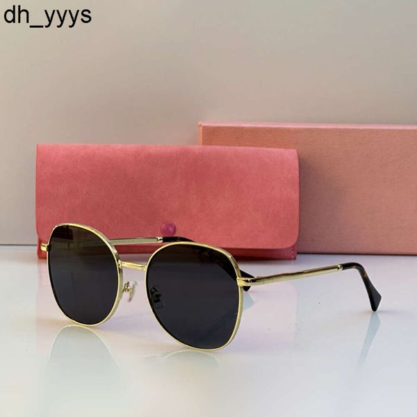 Miui Damen schöne Sonnenbrille Designer-Sonnenbrille Mui Einfacher europäischer Stil Fashion Pieces süße Brille Damen Boutique gutes Material Metallrahmen Quadratische Schutzbrille