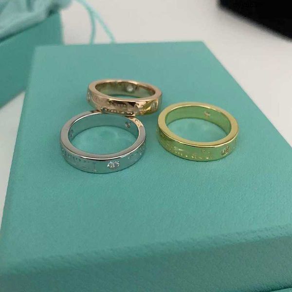 Mnw5 Band Rings t Family S925 Prata Tiffanynet Anel Casal Par Anel Três Diamantes Simples e Versátil Anel de Casamento Personalizado Masculino e Feminino Anel de Diamante Vale