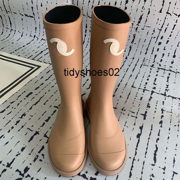 Botas de chuva de cano longo com vento mesmo estilo chaneles para mulheres nova edição coreana botas de cavaleiro de cano alto médio antigo