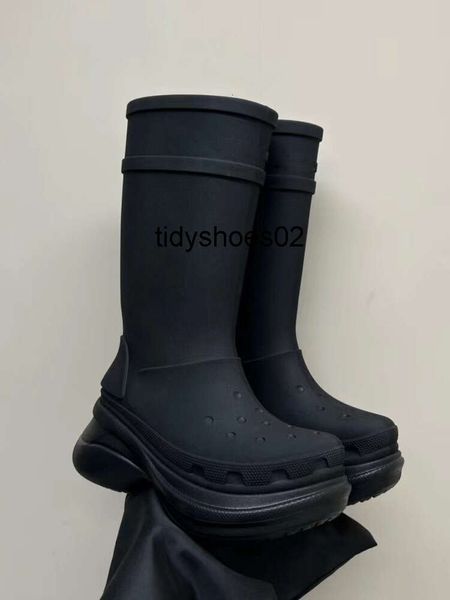 Outono e inverno 2024 belencaiga paris cavalo escuro único produto co marca buraco sapatos agitando sola antiderrapante grossa sola alta mostrar botas