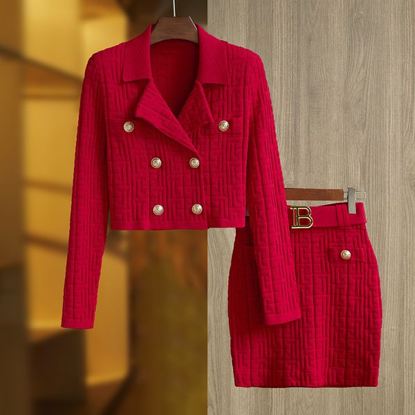 Дизайнерский комплект из двух частей, модный новый красный топ 2024 года с металлической пряжкой на поясе и короткая юбка с запахом на бедрах, модный комплект из двух частей платья.