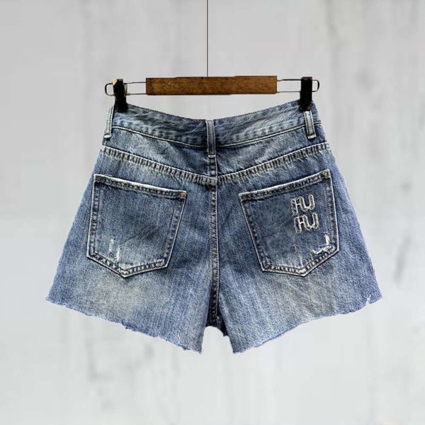 Vorfrühlings-Damen-Shorts, modische Buchstaben-Stickerei, Distressed-Washed-Denim-Shorts, Designer-Hosen für Damen, blaue A-Linie-Hotpants