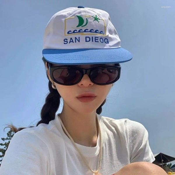 Top Caps Kore İlkbahar ve Yaz Geniş Sebim Ayarlanabilir Beş Panel Edge Güneş Kapağı Erkek Kadın Alfabe İşlemeli Sıradan Beyzbol Şapkası