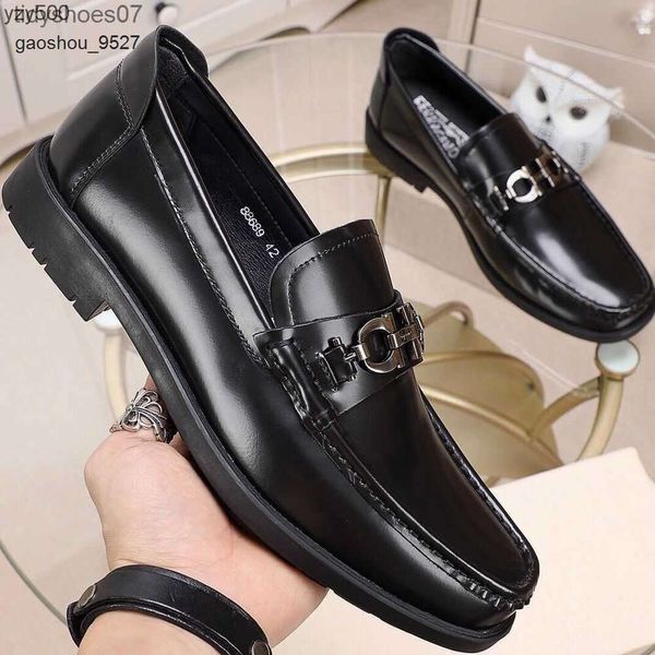 Cavalo casual grosso Feragamo Slip-on fivela de couro sapatos de cabeça quadrada sola alta para fivela de metal sapatos masculinos de negócios estilo europeu MZVP DMOL