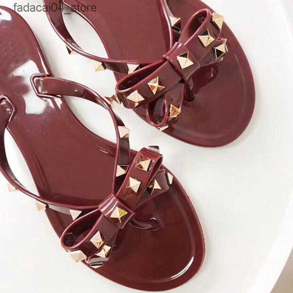 Hausschuhe Sommer Frauen Strand Flip Flops Schuhe Klassische Qualität Nieten Damen Cool Bow Knot Flache Slipper Weibliche Niet Gelee Sandalen Schuhe Q240221