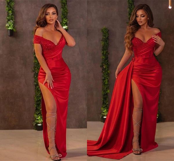 Sexy rotes Meerjungfrau-Abschlussballkleid mit abnehmbaren Rüschen, Zug, schulterfrei, V-Ausschnitt, Pailletten, Falten, hoher Oberschenkel, geteilte Abendkleider für Damen