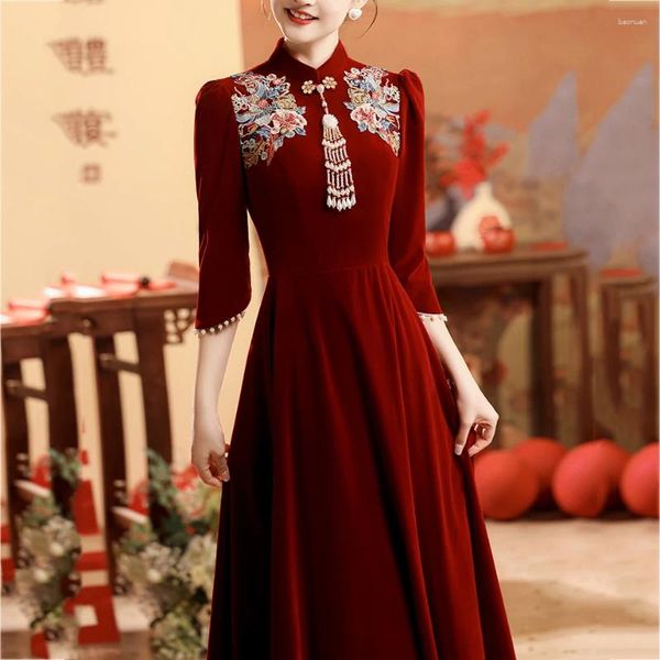 Abbigliamento etnico Cinese velluto bordeaux Lady Qipao Cheongsam Abito da sposa sposa Squisita applique perline Festa serale pieghettato