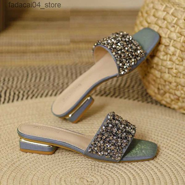 Terlik Yaz Serin Terlik Kadınlar Moda Düz Sıradan Plaj Slaytları Kadın Luxy Rhinestone Peep Toe Yumuşak Sole Parlak Sandalet Q240221