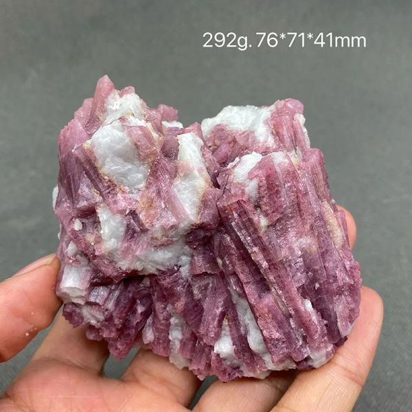 Ciondoli Esemplare di minerale di quarzo cristallo grezzo guarito con tormalina rosa naturale al 100%.