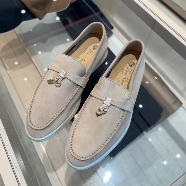 2024 scarpe da donna nuove da donna Loafer Loro Summer Ciondolo Walk Casual Cadle Shoe Men Moccasins Designer in pelle di sandalo Piano Piano da viaggio per esterni per esterni Sneaker Taglia 32-46