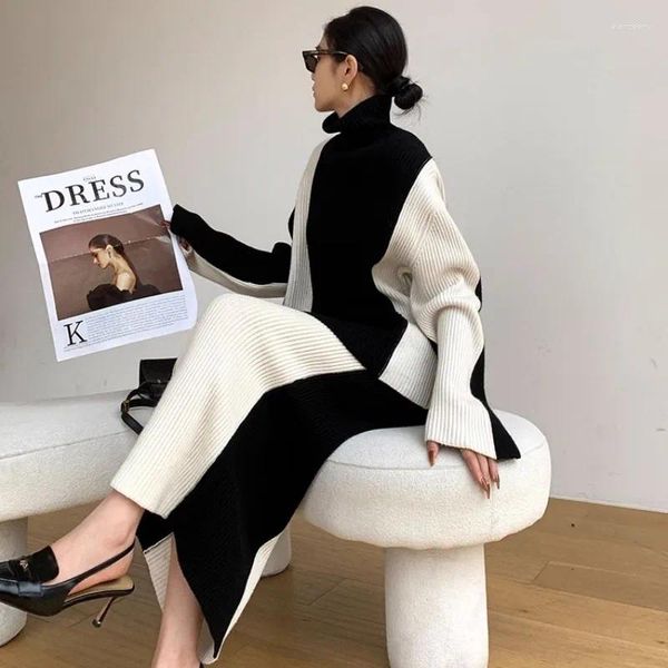 Arbeitskleider Schwarz-Weiß-Farbkontrast Zweiteiliges Set für Frauen im Herbst Winter 2024 mit einem Lazy Style High Neck Strickpullover An