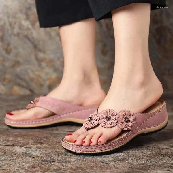Chinelos baixos em uma cunha sapatos mulher 2024 tamanho grande feminino bege sandálias de salto flor borracha flip flops verão macio preto