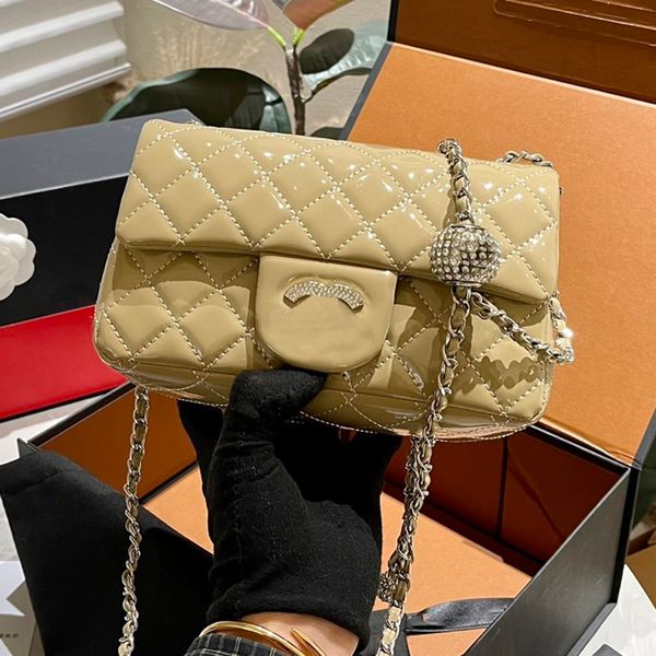 Stilvolle Frauen Crossbody Bag Retro Designer Brieftet Patent Leder Matelasse Verstellbare Kette Luxus Handtasche Strass Fanny Pack Unterarm Bag Street Casual Bag