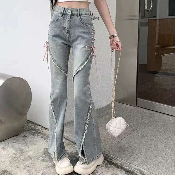 Jeans de micro chifre com fenda de tamanho grande para mulheres verão novo estilo com alças, menina picante de cintura alta, design de perna fina e reta, com um senso de calças