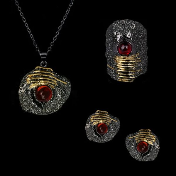 Sets Einzigartiges, unregelmäßiges, eingelegtes Rubin-Schwarz-Gold-Zweiton-Ring-Halsketten-Ohrring-Schwarz-Gold-Zweiton-Dreiteiliges Set Damenschmuck