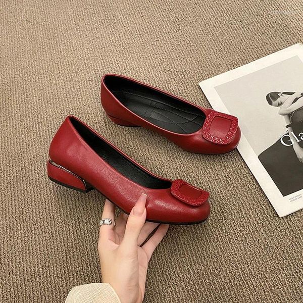 Классические туфли, роскошные женские модные красные туфли из искусственной кожи на коротком квадратном каблуке, 2024 г., женские повседневные туфли высокого качества, удобные офисные женские летние
