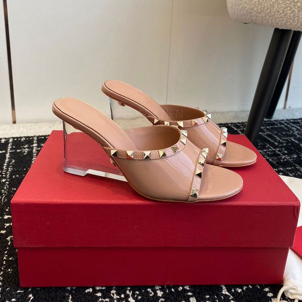 nuova moda di alta qualità Cristallo trasparente con borchie dettagliate Ciabatte con zeppa Scivoli in PVC con punta aperta zeppa slip-on Sandalo con tacco alto Sandalo di design di lusso per donna 8,5 cm Con scatola