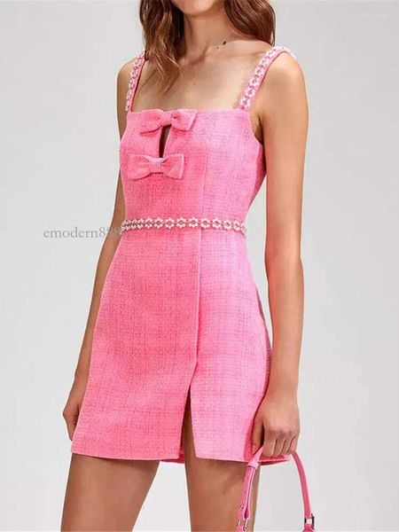 Vestidos casuais feminino arco rosa tweed sling mini vestido 2023 primavera e verão sem mangas slim sexy pérolas guarnição curta vestes all-match flyword123