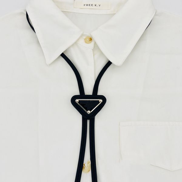 Papillon di design Cravatta con lettera Papillon portatile Cravatta in pelle per uomo e donna con cravatta regolabile con decorazione della camicia