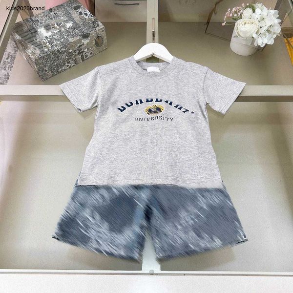 Novo conjunto de camiseta para bebê verão crianças fatos de treino tamanho 100-150 cm manga curta e shorts jeans estampados com folha de oliveira 24feb20