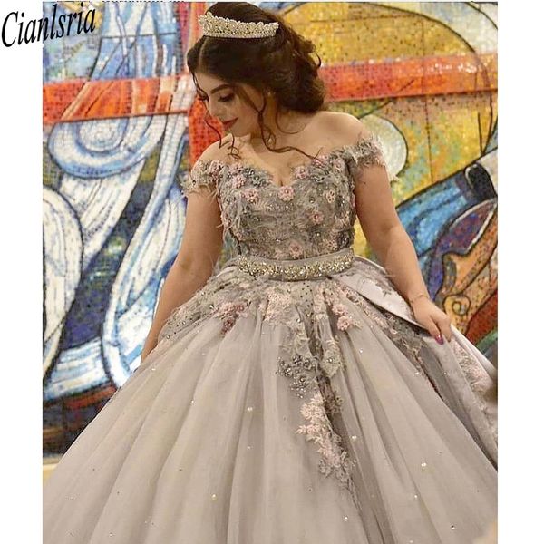 Abiti da ballo in cristallo grigio con spalle scoperte Abiti Quinceanera Fiori fatti a mano Appliques Senza maniche Vestido De 15 16 Anos