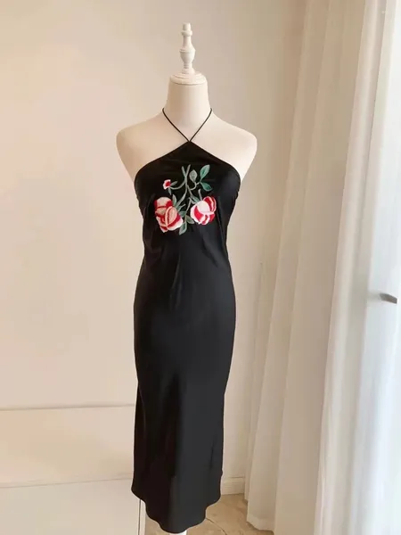 Lässige Kleider für Damen, chinesischer Cheongsam-Stil, Neckholder, Blumenstickerei, Brustwickel, sexy rückenfreies langes Seidenkleid