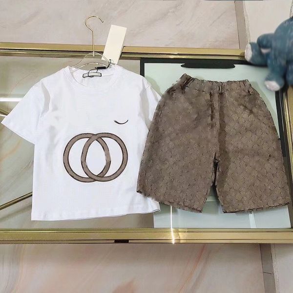 Sommer neues cooles bedrucktes Baumwoll-T-Shirt mit kurzen Ärmeln und Shorts für Jungen und Mädchen, modisches und modisches Pop-Street-Zweiteiler-Set